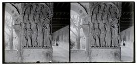 Bajorrelieve de la duda de Santo Tomás en el claustro del Monasterio de Santo Domingo de Silos